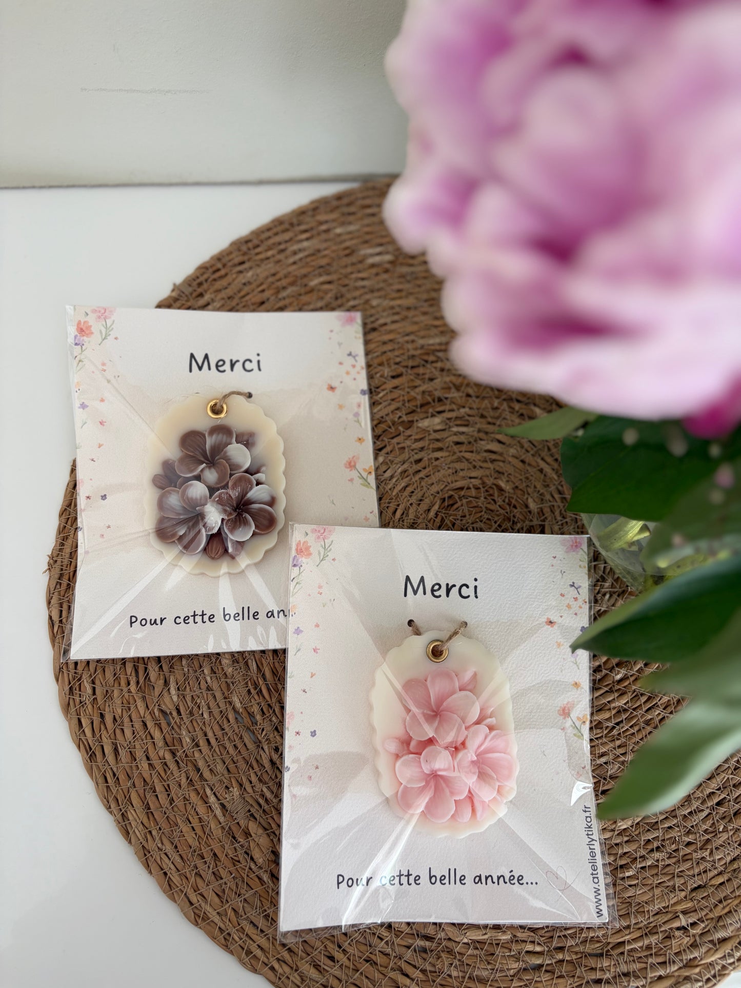 Suspension parfumée fleurie – Merci